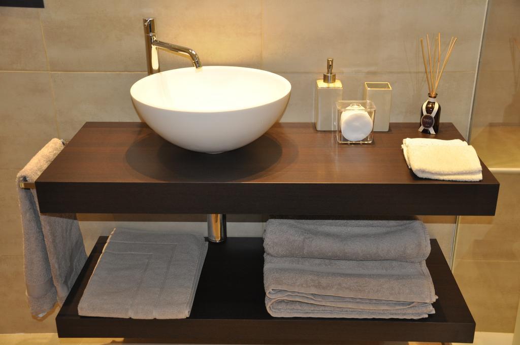 Charming Como - Apartment Downtown In The Pedestrian Area With 2 Double Bedrooms And 2 Complete Bathrooms A Spacious Living Room And Full Equipped Kitchen 外观 照片